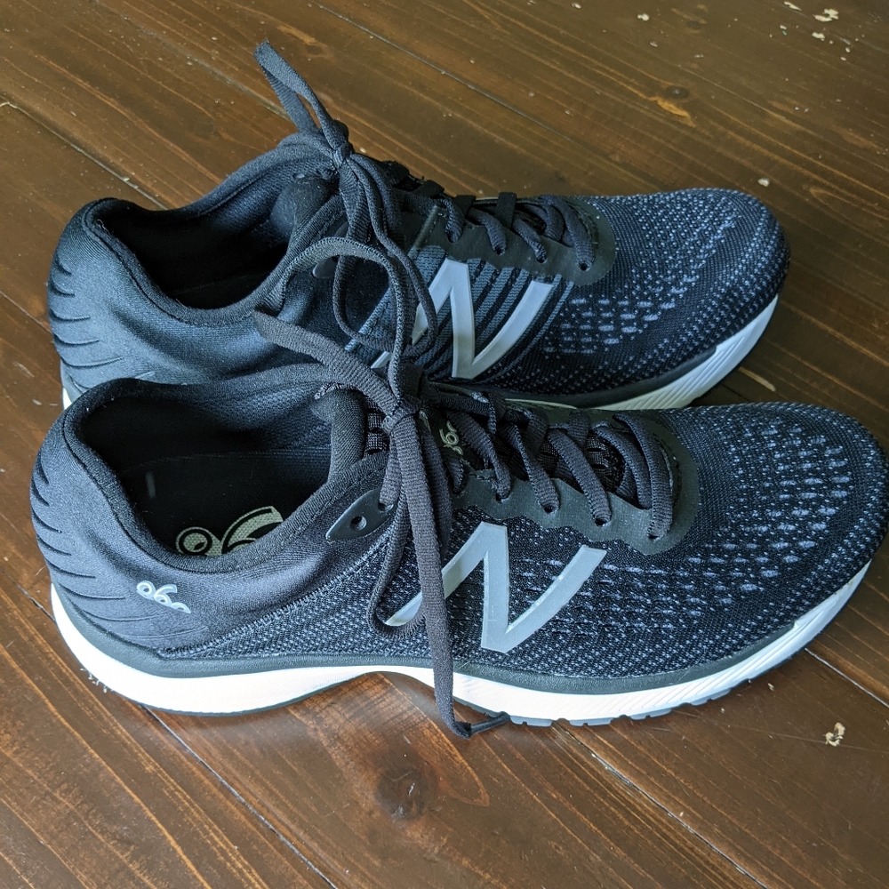 New Balance women's 860 v.10 tennis shoes size 9.5 gray and black